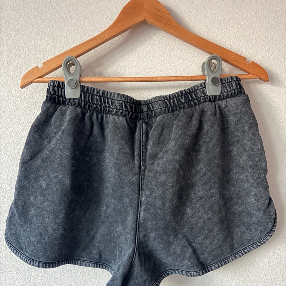 Forever 21 Acid Washed Charcoal Grey/Black Athletic Leisure Shorts with Pockets - Picture 4 of 9